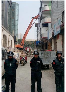 根據《太原市和小 店區(qū)平陽路街道親賢城中村改造拆遷安置補償方案》，結合親賢實際，親賢社區(qū)補償安置采取“商業(yè)用房安置+小戶型公寓住宅安置+貨幣補償”的方式，其中每分 （0.1 畝）置換商業(yè)用房50平方米+小戶型公寓住宅80平方米+貨幣補償20萬元人民幣。（拍攝：2015年9月17日）