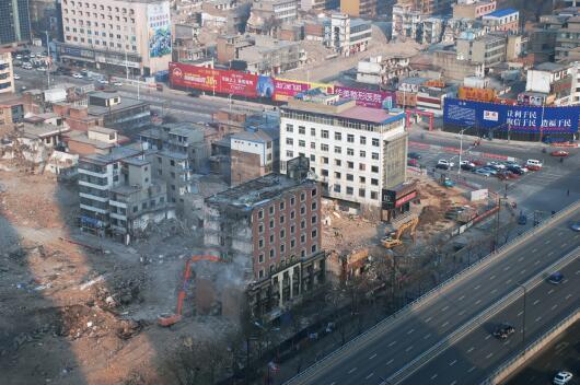 在“拆遷獎勵”等一系列政策的激勵下，親賢社區(qū)的改造步伐明顯加快。2015年12月初，親賢社區(qū)簽訂拆遷協議 374份，簽約率達90%，西北片區(qū)實現了拆遷大突破。(拍攝：2015年12月20日)