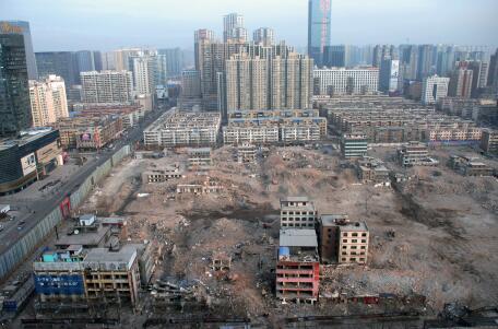 2016年元旦假期后的第一個工作日，記者從長風大街某高樓俯瞰正在拆遷中的親賢西北片區(qū)。經過半年多推進，這一片區(qū)只留下十余處建筑等待拆除。(拍攝：2016年1月4日)
