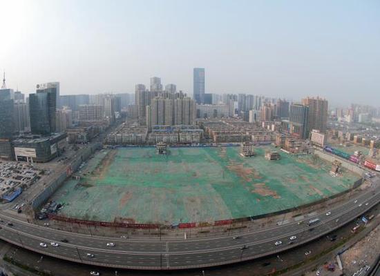 2016年4月，經過持續(xù)攻堅，親賢社區(qū)西北片區(qū)的拆遷工作基本告一段落，但在鋪設了防塵綠網的空地中，至今仍有3戶居民選擇了“堅守”。(拍攝：2016年4月4日)