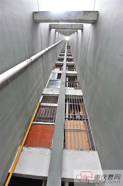 小孩就是從這幢樓的21樓墜下來的。