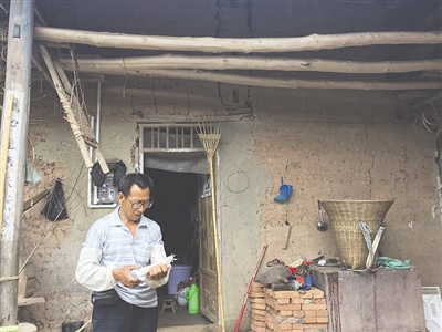 徐某父親說(shuō)起兒子偷渡的事情，有些難以開(kāi)口。