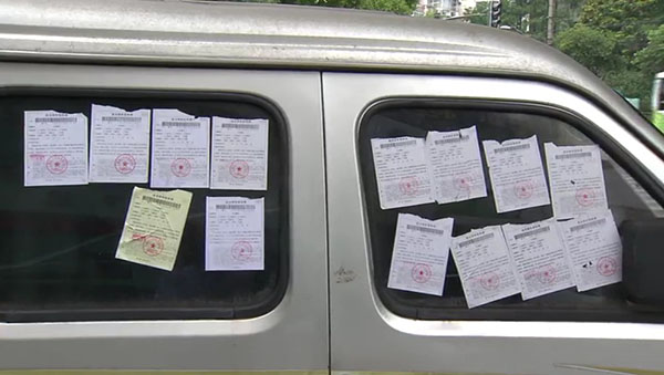 面包車上滿滿貼了14張罰單。