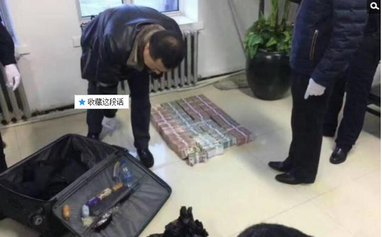 京華時報訊昨天凌晨1點左右，黑龍江省密山市一銀行金庫發(fā)生搶劫案。一名身穿迷彩服男子準備劫取現(xiàn)金時被發(fā)現(xiàn)，致一名金庫值守人員死亡，隨后棄款而逃。目前，該男子尚未歸案，案件正在全力偵辦中。