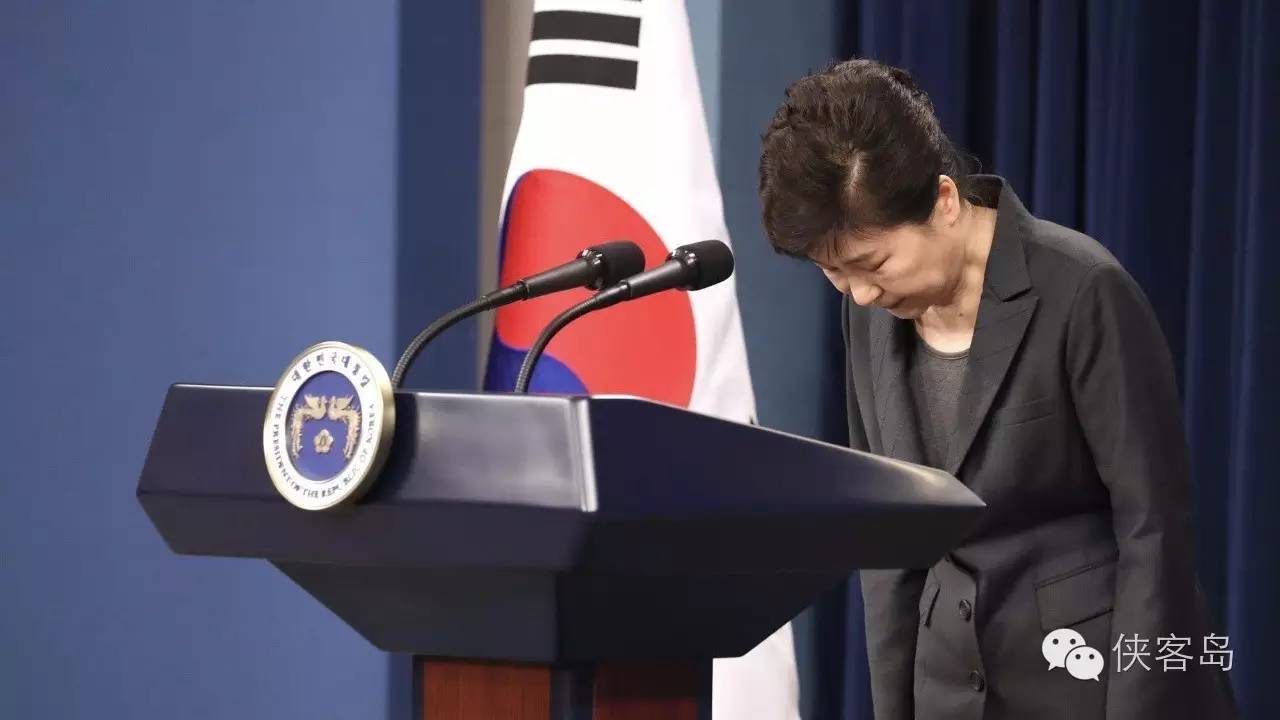 “任憑風(fēng)吹浪打，我自巋然不動(dòng)”，樸槿惠對(duì)于這句詩應(yīng)該是心有戚戚焉。