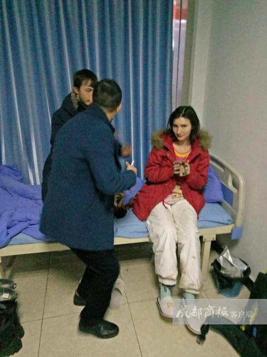 王利鑫說，醫(yī)院工作人員考慮到他們遠(yuǎn)道而來，于是給他們倒上熱水，并試圖打手勢交流。但費(fèi)了好大勁，也沒辦法搞明白對方的情況，只好向社區(qū)民警求助。翠屏區(qū)西城派出所兩位民警迅速趕到，但雙方仍然語言不通，無法交流。民警見兩名年輕人并無惡意，只好離開了。折騰到晚上10點(diǎn)左右，還是沒辦法溝通。而醫(yī)院作為醫(yī)療機(jī)構(gòu)，又不能留宿不明來歷的外國人。王利鑫只好帶著懂英語的女婿趕到，交流得知對方是一對來自俄羅斯的小夫妻?！八麄冋f到中國‘窮游’，打算從成都到昆明，結(jié)果坐順風(fēng)車來到了宜賓，卻沒錢住賓館?！蓖趵胃嬖V成都商報(bào)客戶端記者，兩個年輕人不懂漢語，正好看到中山醫(yī)院標(biāo)識，就闖進(jìn)來打算求宿一晚。