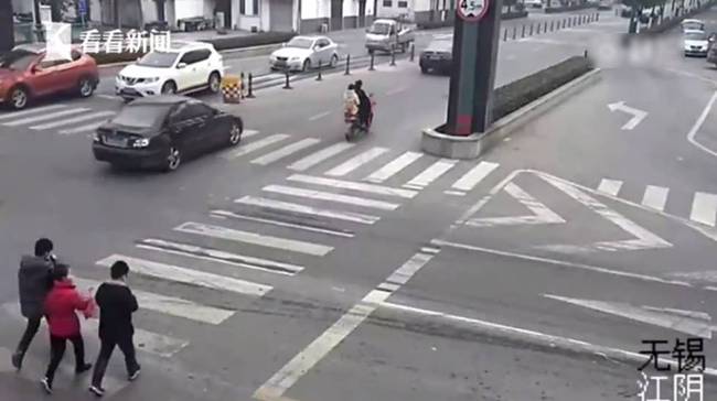 女司機(jī)開(kāi)車撞飛女孩并碾壓 曾制造8次事故3次撞人