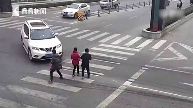 女司機(jī)開(kāi)車撞飛女孩并碾壓 曾制造8次事故3次撞人