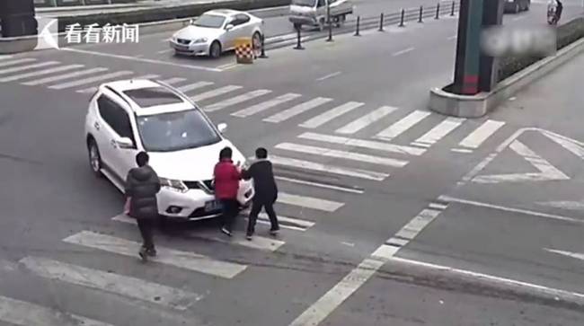 女司機(jī)開(kāi)車撞飛女孩并碾壓 曾制造8次事故3次撞人