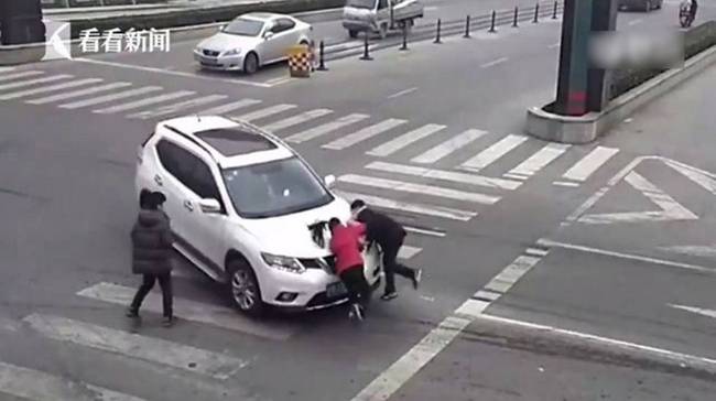 女司機(jī)開(kāi)車撞飛女孩并碾壓 曾制造8次事故3次撞人