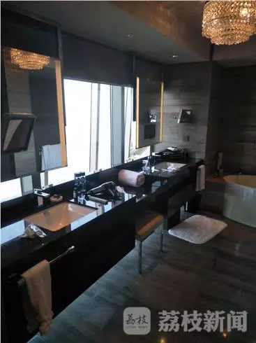 何女士表示無(wú)意中看到淋浴間外側(cè)的玻璃映射出幾個(gè)人影。