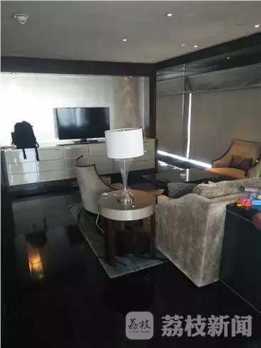 何女士稱當(dāng)時(shí)自己正在換衣服，順眼看了一下窗外，就看到了幾個(gè)人影，其中一個(gè)人拿著手機(jī)，三個(gè)男的朝這邊望。何女士表示，剛開(kāi)始還以為是出現(xiàn)了幻覺(jué)，后來(lái)發(fā)現(xiàn)，玻璃中的映射人影就是隔壁房間的住客。