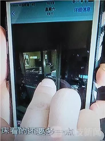 酒店前廳負(fù)責(zé)人李經(jīng)理：我們?nèi)ピ儐?wèn)過(guò)，警察也詢問(wèn)過(guò)，警察有錄音，他說(shuō)他沒(méi)有錄像，第一個(gè)人說(shuō)肯定沒(méi)有錄像，第二個(gè)人沒(méi)有口頭保證。對(duì)于何女士反映的晚間玻璃外墻變成“鏡子”反光的情況子。負(fù)責(zé)人表示，在客人入住酒店的時(shí)候，酒店工作人員一般會(huì)對(duì)客人進(jìn)行提醒，要求客人將房間的窗紗全部關(guān)閉，不過(guò)這一說(shuō)法卻遭到了何女士的否認(rèn)。酒店前廳負(fù)責(zé)人李經(jīng)理稱，這個(gè)雙層玻璃的設(shè)計(jì)是環(huán)保設(shè)計(jì)，冬暖夏涼，如果是單層冬天會(huì)非常冷。