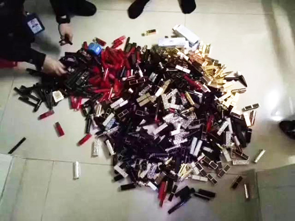 民警搜查出來的口紅。