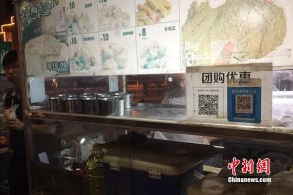 不少小商販都用上掃碼支付。中新網(wǎng) 吳濤 攝