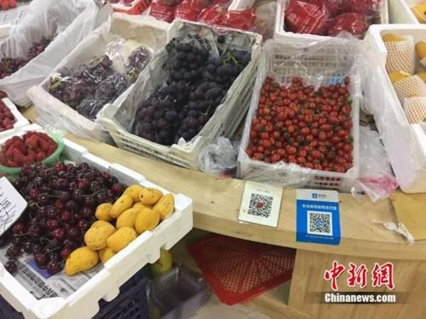 某水果攤，收款二維碼貼在顯眼位置。中新網(wǎng) 吳濤 攝