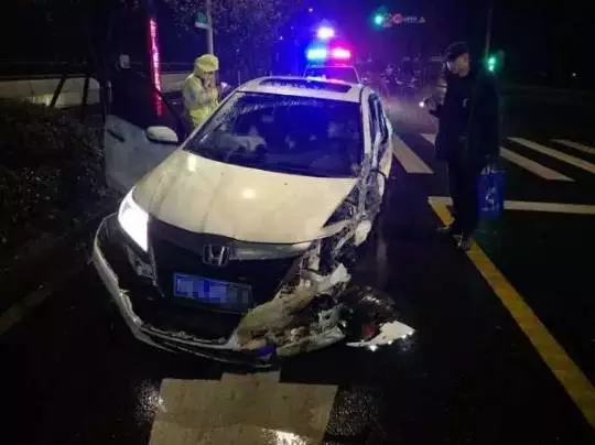 今天凌晨，杭州一對環(huán)衛(wèi)工夫婦被車撞進錢塘江