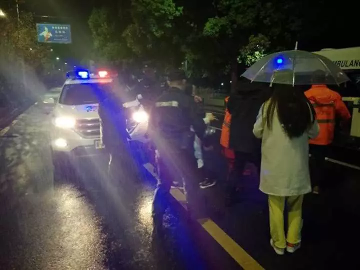 今天凌晨，杭州一對環(huán)衛(wèi)工夫婦被車撞進錢塘江