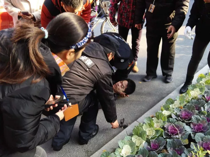 23歲IT男大學(xué)門口沒(méi)了心跳 保安飆車送醫(yī)生