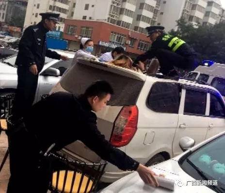 ▲女子跌落至一面包車車頂，民警和醫(yī)護(hù)人員將其救下。