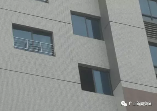 12日上午，經(jīng)過(guò)醫(yī)院治療后，女子華某已經(jīng)清醒，并能開(kāi)口說(shuō)話。華某對(duì)民警說(shuō)：