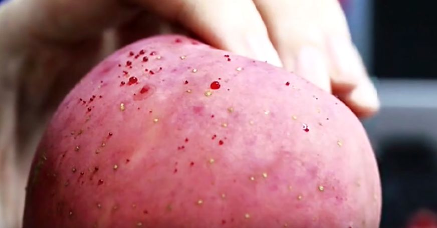 嚇懵！女子用熱水泡蘋果結(jié)果冒出血珠 咋回事？