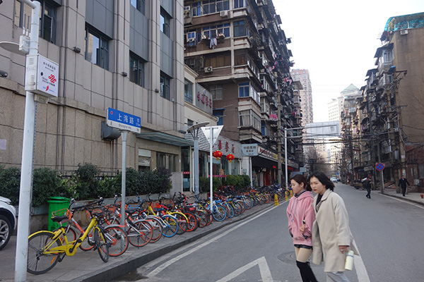 上海路的兩邊，大多是一些老房子。