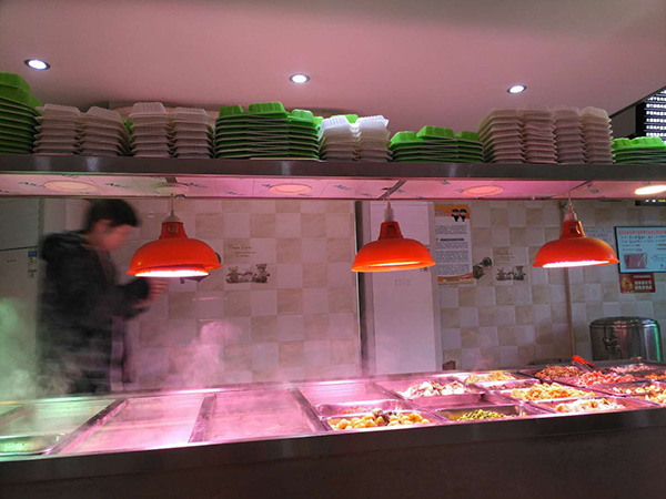 羅正宇經(jīng)常去的炸醬面館，中午和晚上有盒飯吃。