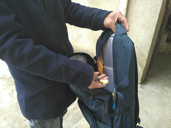 羅正宇的藍(lán)色背包，只剩下一塊錢和一顆大白兔奶糖。