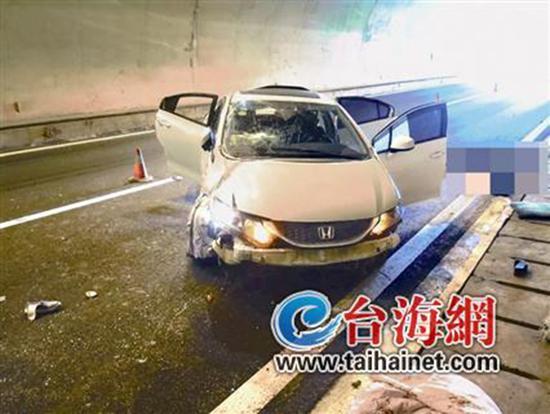 小車在龍巖高速隧道內(nèi)翻車，擋風(fēng)玻璃脫落。 臺(tái)海網(wǎng) 圖