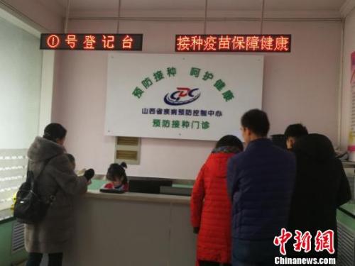 當(dāng)日，山西省疾病預(yù)防控制中心門診部擠滿了前來接種和咨詢四價宮頸癌疫苗的女性。 范麗芳 攝