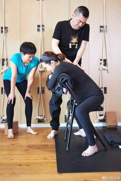 蔣勤勤與陳建斌一起做瑜伽。