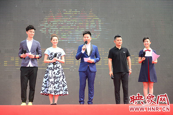 電視臺(tái)主持人與電臺(tái)主播搭檔主持，讓人耳目一新