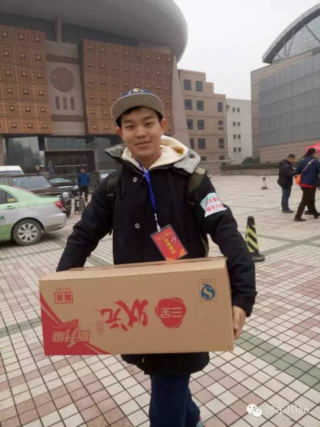 河南電臺1066主持人小澤，搬送愛心餃子。