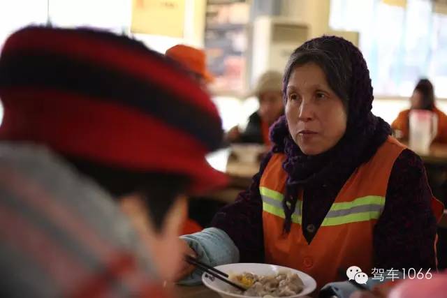 部分環(huán)衛(wèi)工在下班后來到76人老燴面吃到熱乎乎的餃子。