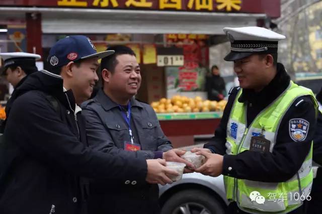 新華社攝影記者李博，也隨我們1066小分隊一路同行他也為我們記錄下了一幕幕溫暖的瞬間。