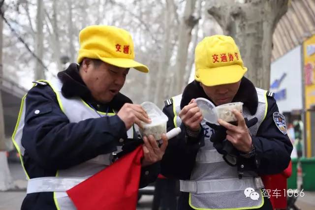 1066小分隊和志愿者來到金水路文化路，給這里執(zhí)勤的交警和協(xié)管送去暖心餃子。