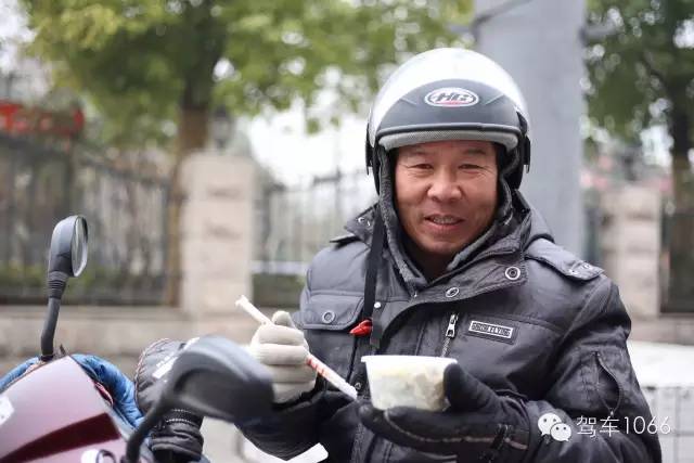 1066小分隊來到紫荊山（摩的司機、出租車司機、市民)，給他們送去餃子。