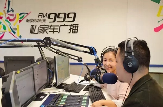 美女嘉賓來做客直播間，麥姐看莫非的眼神，嘖嘖，愛一個人是什么感覺？