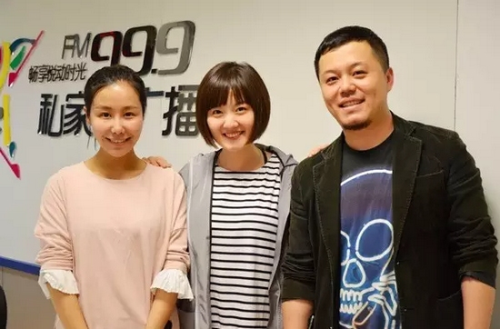 跟兩位女神在一起，莫非你知道你此刻有多招小編嫉恨？