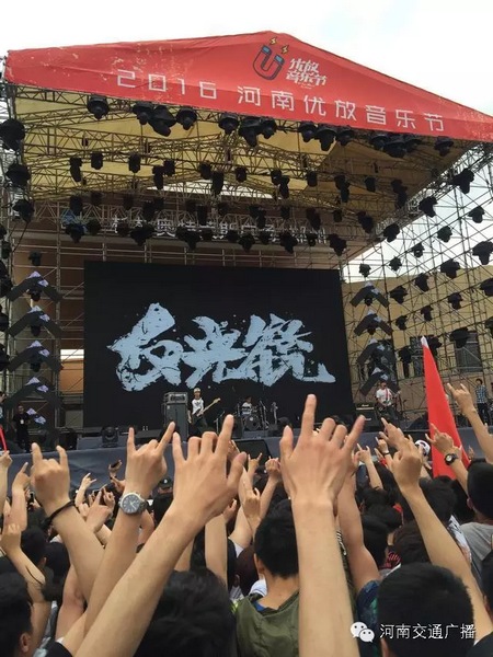 這么多朋友！默契的舉著一個(gè)手勢！