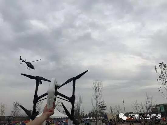 你以為音樂節(jié)只有音樂嗎？交廣號和無人機(jī)也在哦，看見它就揮揮手吧！