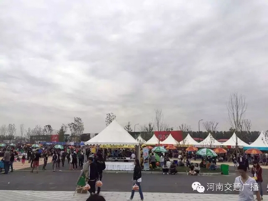 雖然天空已經(jīng)烏云密布，但大家的熱情絲毫不減！