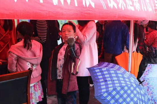 因?yàn)橛晗碌奶?，小男孩玩起了接水游戲? oldsrc=