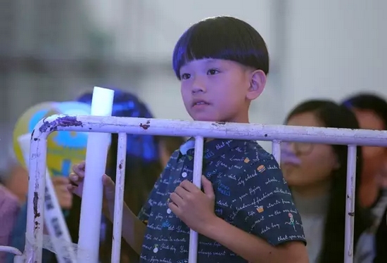 正是你們的笑容，才讓我們有了繼續(xù)前行的動(dòng)力，哪怕風(fēng)雨兼程。