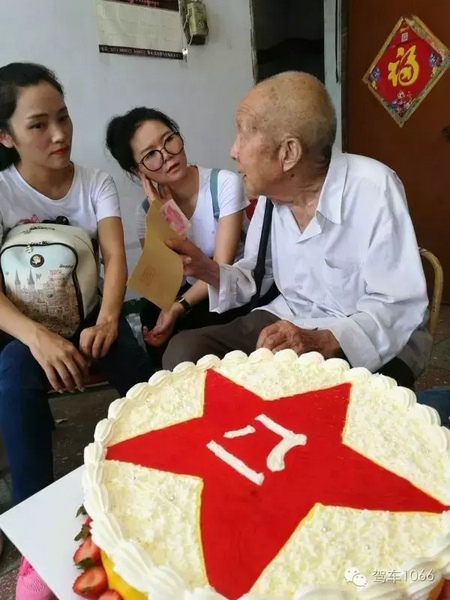 二姐們認(rèn)真聽老兵講抗戰(zhàn)的故事，老人年事已高，記憶都是轟炸！轟炸！轟炸！