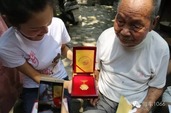 老兵聽不到我們在說什么，今年98了。