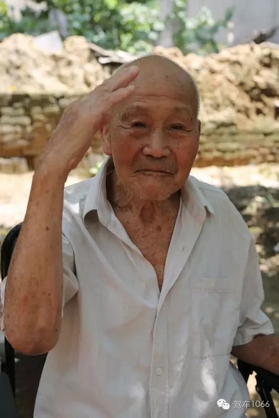 老兵身子骨不行了，九十多歲了……也許軍禮不那么標(biāo)準(zhǔn)了，但是這一幕還是感動到了我們……
