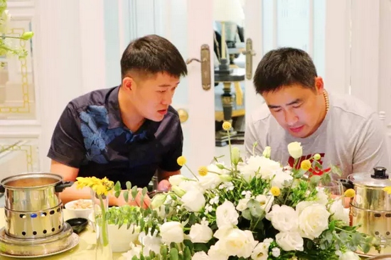 這種熱烈的氣氛，一直延續(xù)到飯桌上