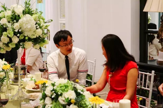 這種熱烈的氣氛，一直延續(xù)到飯桌上。